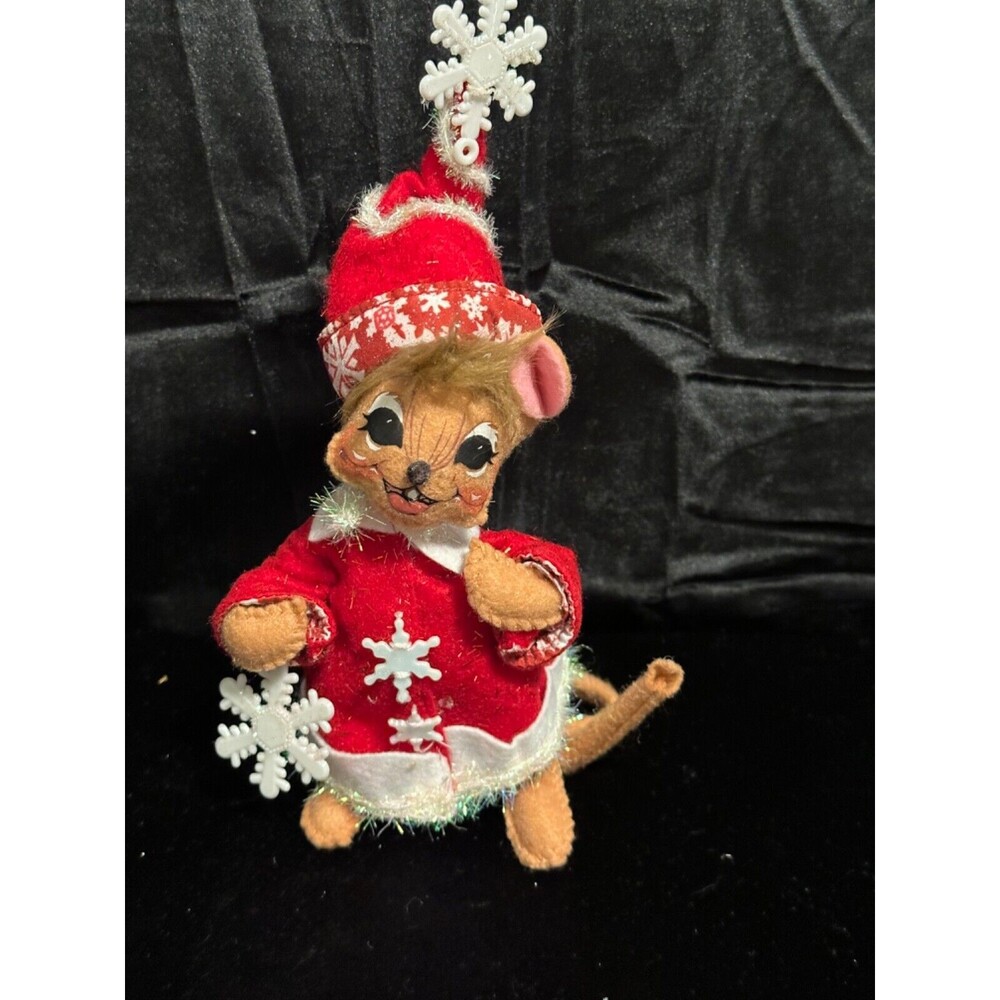 Annalee 2008, 7” Snowflake Mouse, Christmas ornament/ figure, brown , red.